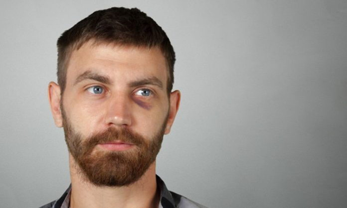 Erkek Göz Altı Morluklarına Karşı Çözümler Günümüzde erkeklerin kişisel bakım alışkanlıkları giderek çeşitlenirken, cilt sağlığına yönelik çözümler de daha fazla önem kazanıyor. Özellikle göz altı morlukları, yorgun görünüm oluşturan ve birçok erkeğin karşılaştığı yaygın cilt problemleri arasında yer alıyor. Yoğun iş temposu, düzensiz uyku, stres, çevresel faktörler ve yaşam alışkanlıkları göz çevresindeki hassas bölgenin görünümünü doğrudan etkileyebiliyor. Konulu bir haber görseli.