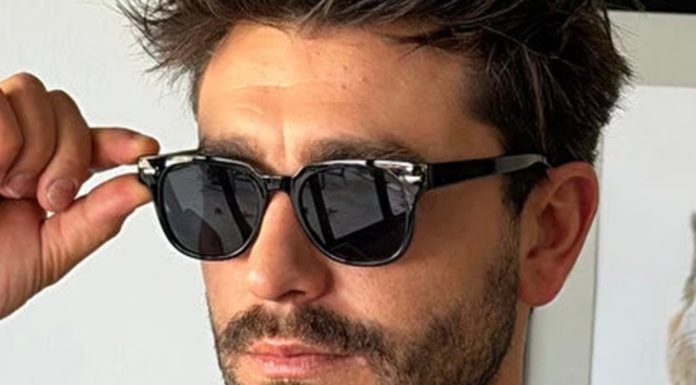 Erkek Güneş Gözlüğü Seçim Rehberi Güneş gözlüğü, erkek modasının yalnızca tamamlayıcı bir aksesuarı değil, aynı zamanda göz sağlığını koruyan önemli ürünlerden biri olarak öne çıkıyor. Doğru seçilen bir erkek güneş gözlüğü, hem tarzı güçlendiriyor hem de zararlı UV ışınlarına karşı etkili koruma sağlıyor. Günümüzde farklı çerçeve tasarımları, cam teknolojileri ve renk seçenekleri sayesinde her yüz tipine ve stile uygun modeller bulmak mümkün hale geliyor. Konulu bir haber görseli.
