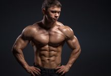 Fit ve güçlü bir vücuda sahip olmak isteyen erkeklerin en çok önem verdiği bölgelerden biri karın kaslarıdır. Belirgin karın kaslarına ulaşmak yalnızca estetik görünüm açısından değil, vücut dengesini korumak, duruşu iyileştirmek ve günlük hareket kabiliyetini artırmak bakımından da önemli avantajlar sunuyor. Ancak birçok kişinin düşündüğünün aksine yalnızca mekik çekmek, belirgin karın kasları için yeterli olmuyor. Başarılı sonuçlar elde etmek adına düzenli antrenman, dengeli beslenme ve düşük vücut yağ oranı birlikte değerlendirilmelidir. Konulu bir haber görseli.