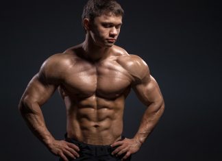 Fit ve güçlü bir vücuda sahip olmak isteyen erkeklerin en çok önem verdiği bölgelerden biri karın kaslarıdır. Belirgin karın kaslarına ulaşmak yalnızca estetik görünüm açısından değil, vücut dengesini korumak, duruşu iyileştirmek ve günlük hareket kabiliyetini artırmak bakımından da önemli avantajlar sunuyor. Ancak birçok kişinin düşündüğünün aksine yalnızca mekik çekmek, belirgin karın kasları için yeterli olmuyor. Başarılı sonuçlar elde etmek adına düzenli antrenman, dengeli beslenme ve düşük vücut yağ oranı birlikte değerlendirilmelidir. Konulu bir haber görseli.