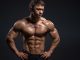 Fit ve güçlü bir vücuda sahip olmak isteyen erkeklerin en çok önem verdiği bölgelerden biri karın kaslarıdır. Belirgin karın kaslarına ulaşmak yalnızca estetik görünüm açısından değil, vücut dengesini korumak, duruşu iyileştirmek ve günlük hareket kabiliyetini artırmak bakımından da önemli avantajlar sunuyor. Ancak birçok kişinin düşündüğünün aksine yalnızca mekik çekmek, belirgin karın kasları için yeterli olmuyor. Başarılı sonuçlar elde etmek adına düzenli antrenman, dengeli beslenme ve düşük vücut yağ oranı birlikte değerlendirilmelidir. Konulu bir haber görseli.