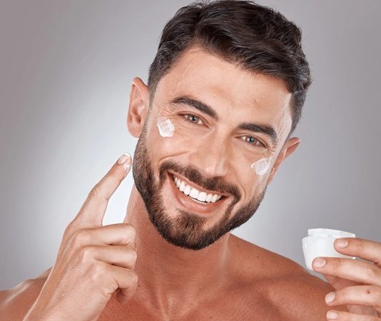 Erkek Kişisel Hijyen Alışkanlıkları Günümüzde kişisel bakım ve hijyen, erkeklerin günlük yaşamında daha fazla önem kazanan konular arasında yer alıyor. Geleneksel olarak yalnızca temel temizlik alışkanlıklarıyla sınırlı görülen erkek kişisel hijyen anlayışı, artık cilt bakımından saç temizliğine, ağız bakımından koku kontrolüne kadar geniş bir alanı kapsıyor. Düzenli uygulanan doğru bakım alışkanlıkları, hem sağlıklı bir görünüm oluşturuyor hem de kişinin kendine olan güvenini artırıyor. Konulu bir haber görseli.