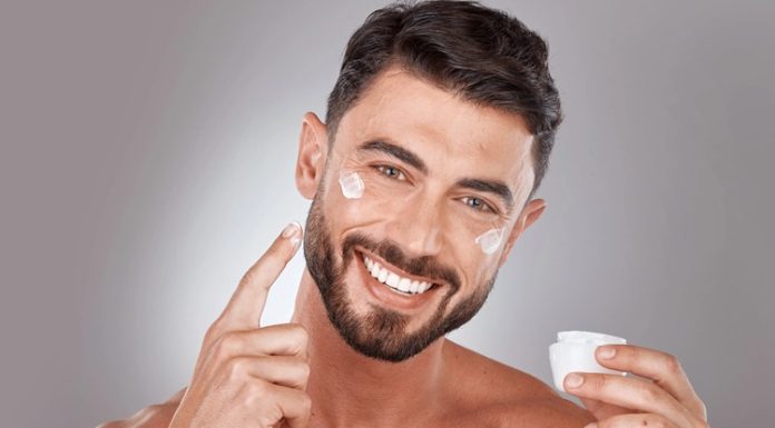 Günümüzde kişisel bakım ve hijyen, erkeklerin günlük yaşamında daha fazla önem kazanan konular arasında yer alıyor. Geleneksel olarak yalnızca temel temizlik alışkanlıklarıyla sınırlı görülen erkek kişisel hijyen anlayışı, artık cilt bakımından saç temizliğine, ağız bakımından koku kontrolüne kadar geniş bir alanı kapsıyor. Düzenli uygulanan doğru bakım alışkanlıkları, hem sağlıklı bir görünüm oluşturuyor hem de kişinin kendine olan güvenini artırıyor. Konulu bir haber görseli.