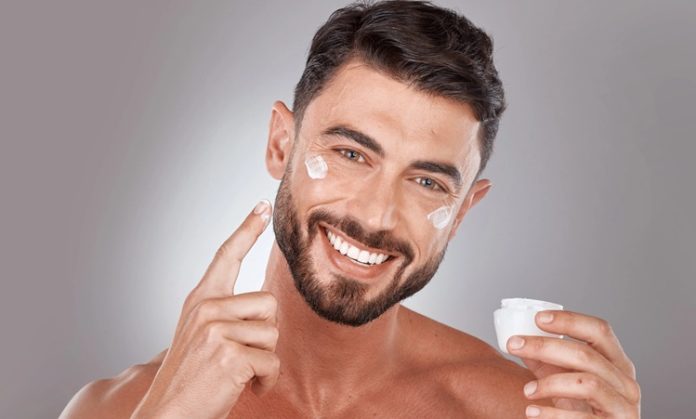 Günümüzde kişisel bakım ve hijyen, erkeklerin günlük yaşamında daha fazla önem kazanan konular arasında yer alıyor. Geleneksel olarak yalnızca temel temizlik alışkanlıklarıyla sınırlı görülen erkek kişisel hijyen anlayışı, artık cilt bakımından saç temizliğine, ağız bakımından koku kontrolüne kadar geniş bir alanı kapsıyor. Düzenli uygulanan doğru bakım alışkanlıkları, hem sağlıklı bir görünüm oluşturuyor hem de kişinin kendine olan güvenini artırıyor. Konulu bir haber görseli.