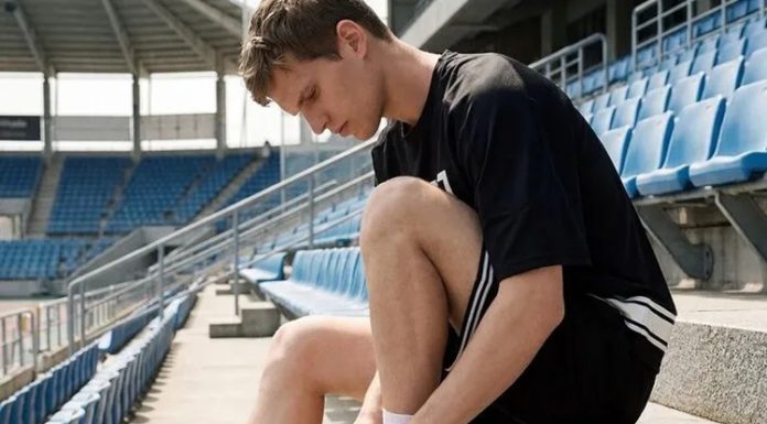 Erkek Spor Giyiminde Konfor ve Şıklık Spor giyim anlayışı son yıllarda yalnızca egzersiz yapılan alanlarla sınırlı kalmıyor. Günlük yaşamın vazgeçilmez parçaları haline gelen spor kıyafetler, rahatlığı ve modern görünümü bir araya getirerek erkek modasında önemli bir yer ediniyor. Özellikle şehir yaşamının hızlanmasıyla birlikte hem konfor sunan hem de şık görünüm sağlayan kıyafetlere olan ilgi her geçen gün artıyor. Bu nedenle erkek spor giyim ürünleri, farklı yaş gruplarından kullanıcıların gardıroplarında geniş yer buluyor. Konulu bir haber görseli.