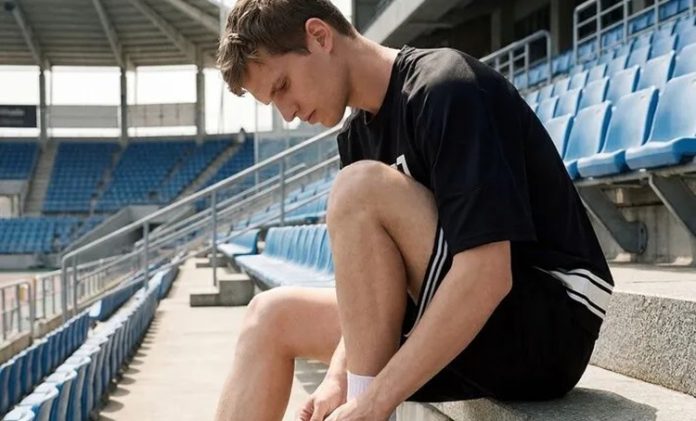 Erkek Spor Giyiminde Konfor ve Şıklık Spor giyim anlayışı son yıllarda yalnızca egzersiz yapılan alanlarla sınırlı kalmıyor. Günlük yaşamın vazgeçilmez parçaları haline gelen spor kıyafetler, rahatlığı ve modern görünümü bir araya getirerek erkek modasında önemli bir yer ediniyor. Özellikle şehir yaşamının hızlanmasıyla birlikte hem konfor sunan hem de şık görünüm sağlayan kıyafetlere olan ilgi her geçen gün artıyor. Bu nedenle erkek spor giyim ürünleri, farklı yaş gruplarından kullanıcıların gardıroplarında geniş yer buluyor. Konulu bir haber görseli.