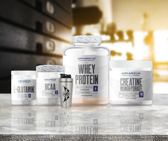 Erkekler, Supplement Kullanırken Nelere Dikkat Etmeleri Gerekir? Spor yapan erkekler arasında kas gelişimini desteklemek, performansı artırmak ve antrenman hedeflerine daha kolay ulaşmak amacıyla supplement kullanımı giderek yaygınlaşıyor. Ancak supplement ürünleri, doğru şekilde kullanılmadığında beklenen faydayı sağlamayabilir ve bilinçsiz tüketim bazı riskleri beraberinde getirebilir. Bu nedenle ürün seçimi, kullanım miktarı ve kişisel ihtiyaçların doğru değerlendirilmesi büyük önem taşıyor. Konulu bir haber görseli.