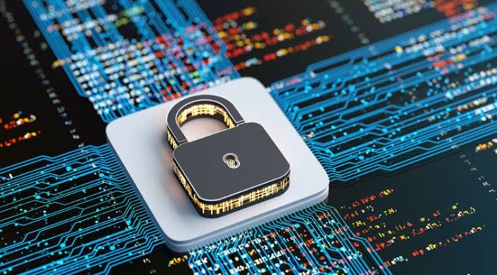 Dijital teknolojilerin günlük yaşamın merkezine yerleşmesiyle birlikte kişisel verilerin korunması her zamankinden daha önemli hale geldi. Akıllı telefonlar, bilgisayarlar, çevrim içi alışveriş platformları ve sosyal medya hesapları üzerinden sürekli olarak büyük miktarda veri paylaşımı yapılıyor. Bu nedenle kullanıcıların dijital ortamda daha bilinçli hareket etmesi, kişisel bilgilerini korumak için çeşitli güvenlik önlemleri alması gerekiyor. Veri güvenliği, bireylerin dijital dünyada gizliliğini koruması ve olası tehditlere karşı daha hazırlıklı olması açısından büyük önem taşıyor. Konulu bir haber görseli.