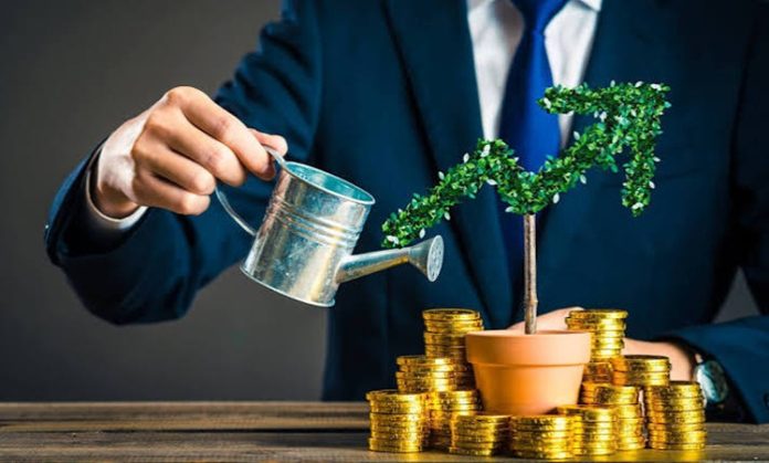Günümüzde finansal güven oluşturmak isteyen kişiler için yatırım ve birikim alışkanlıkları büyük önem taşıyor. Gelir elde etmek kadar bu geliri doğru yönetmek, geleceğe yönelik plan yapmak ve finansal hedefler belirlemek, uzun vadeli ekonomik başarı açısından önemli bir rol oynuyor. Özellikle erkekler için çalışma hayatında elde edilen kazançların bilinçli şekilde değerlendirilmesi, hem kişisel özgürlük hem de gelecekte daha güçlü bir finansal yapı oluşturmak için dikkat edilmesi gereken konular arasında yer alıyor. Yatırım ve birikim alışkanlıkları, finansal disiplin kazanmak isteyen kişiler için temel adımlardan biri olarak görülüyor. Konulu bir haber görseli.