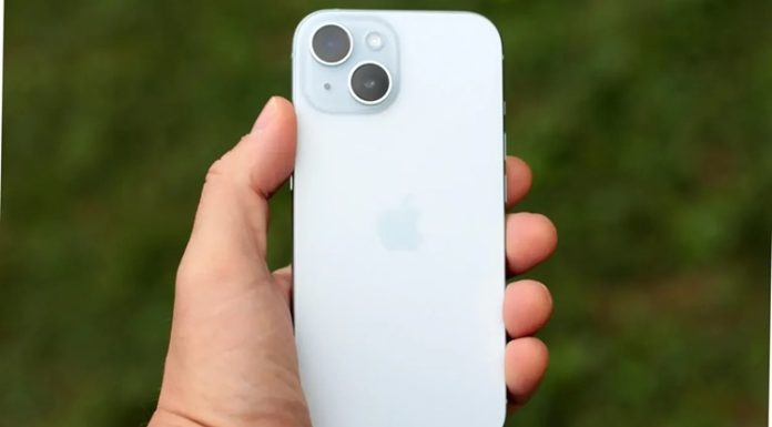 Akıllı telefonlar günümüzde yalnızca iletişim kurmak için kullanılan cihazlar olmaktan çıktı. İş hayatı, eğitim, sosyal medya, mobil oyunlar, fotoğrafçılık ve günlük planlama gibi birçok alanda akıllı telefonlar vazgeçilmez araçlar haline geldi. Bu nedenle yeni bir telefon satın alırken yalnızca tasarımına değil, teknik özelliklerine, uzun vadeli kullanım performansına ve kullanıcı ihtiyaçlarına uygun olup olmadığına da dikkat edilmesi gerekiyor. Akıllı telefon seçimi, doğru yapıldığında uzun yıllar boyunca verimli bir kullanım deneyimi sunabiliyor. Konulu bir haber görseli.