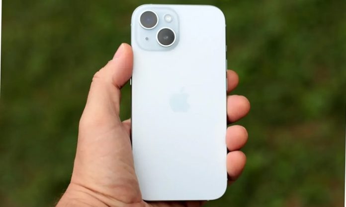 Erkekler İçin Akıllı Telefon Seçim Rehberi Akıllı telefonlar günümüzde yalnızca iletişim kurmak için kullanılan cihazlar olmaktan çıktı. İş hayatı, eğitim, sosyal medya, mobil oyunlar, fotoğrafçılık ve günlük planlama gibi birçok alanda akıllı telefonlar vazgeçilmez araçlar haline geldi. Bu nedenle yeni bir telefon satın alırken yalnızca tasarımına değil, teknik özelliklerine, uzun vadeli kullanım performansına ve kullanıcı ihtiyaçlarına uygun olup olmadığına da dikkat edilmesi gerekiyor. Akıllı telefon seçimi, doğru yapıldığında uzun yıllar boyunca verimli bir kullanım deneyimi sunabiliyor. Konulu bir haber görseli.