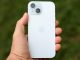 Akıllı telefonlar günümüzde yalnızca iletişim kurmak için kullanılan cihazlar olmaktan çıktı. İş hayatı, eğitim, sosyal medya, mobil oyunlar, fotoğrafçılık ve günlük planlama gibi birçok alanda akıllı telefonlar vazgeçilmez araçlar haline geldi. Bu nedenle yeni bir telefon satın alırken yalnızca tasarımına değil, teknik özelliklerine, uzun vadeli kullanım performansına ve kullanıcı ihtiyaçlarına uygun olup olmadığına da dikkat edilmesi gerekiyor. Akıllı telefon seçimi, doğru yapıldığında uzun yıllar boyunca verimli bir kullanım deneyimi sunabiliyor. Konulu bir haber görseli.