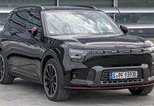 Otomotiv sektörü son yıllarda tarihinin en büyük dönüşümlerinden birini yaşıyor. Elektrikli otomobiller, çevre dostu yapıları, düşük işletme maliyetleri ve gelişmiş teknolojik özellikleri sayesinde dünya genelinde giderek daha fazla tercih ediliyor. Geleneksel içten yanmalı motorlara alternatif olarak geliştirilen bu araçlar yalnızca yakıt tasarrufu sunmakla kalmıyor, aynı zamanda sürüş deneyimini de tamamen değiştiriyor. Elektrikli otomobil teknolojileri, otomobil satın almayı düşünen kullanıcıların en çok araştırdığı konular arasında yer alıyor. Konulu bir haber görseli.