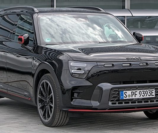 Otomotiv sektörü son yıllarda tarihinin en büyük dönüşümlerinden birini yaşıyor. Elektrikli otomobiller, çevre dostu yapıları, düşük işletme maliyetleri ve gelişmiş teknolojik özellikleri sayesinde dünya genelinde giderek daha fazla tercih ediliyor. Geleneksel içten yanmalı motorlara alternatif olarak geliştirilen bu araçlar yalnızca yakıt tasarrufu sunmakla kalmıyor, aynı zamanda sürüş deneyimini de tamamen değiştiriyor. Elektrikli otomobil teknolojileri, otomobil satın almayı düşünen kullanıcıların en çok araştırdığı konular arasında yer alıyor. Konulu bir haber görseli.