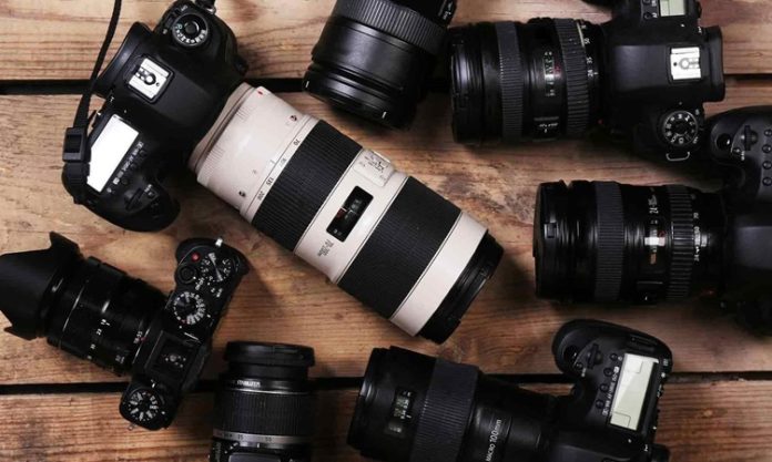 Günümüzde fotoğraf ve video üretimi yalnızca profesyonel stüdyolarla sınırlı kalmıyor. Sosyal medya içerikleri, kişisel projeler, seyahat kayıtları ve dijital platformlarda artan video ihtiyacı sayesinde kaliteli görüntü elde etmeye yönelik ekipmanlara olan ilgi her geçen gün artıyor. Teknolojinin gelişmesiyle birlikte kamera sistemleri, mikrofonlar, ışık ekipmanları ve yardımcı aksesuarlar daha ulaşılabilir hale gelirken kullanıcılar kendi içeriklerini daha profesyonel seviyede hazırlayabiliyor. Fotoğraf ve video ekipmanları, hem hobi amaçlı üretim yapan hem de profesyonel çalışmalar gerçekleştiren kullanıcılar için önemli araçlar arasında yer alıyor. Konulu bir haber görseli.