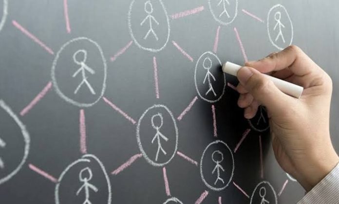 İş dünyasında başarılı olmanın yollarından biri yalnızca mesleki bilgi ve deneyime sahip olmak değildir. Doğru kişilerle bağlantı kurmak, profesyonel ilişkiler geliştirmek ve farklı fırsatları değerlendirebilmek kariyer gelişiminde önemli bir rol oynar. Günümüzde güçlü bir çevreye sahip olmak, yeni iş imkanlarına ulaşmayı ve sektörel gelişmeleri daha yakından takip etmeyi kolaylaştırmaktadır. Bu nedenle iş ağını genişletme yöntemleri, kariyer hedefleri bulunan kişiler için önemli bir konu haline gelmiştir. Konulu bir haber görseli.