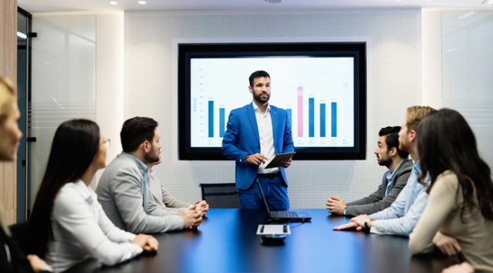Erkekler İçin Kariyerinde Kişisel Marka Oluşturma Günümüz iş dünyasında başarılı olmak yalnızca mesleki bilgi ve deneyime sahip olmakla sınırlı kalmıyor. Çalışanların kendilerini doğru ifade edebilmesi, uzmanlık alanlarını gösterebilmesi ve profesyonel çevrede güvenilir bir imaj oluşturabilmesi kariyer gelişiminde önemli bir avantaj sağlıyor. Bu noktada kişisel marka oluşturma, çalışanların iş hayatında fark edilmesini ve uzun vadeli kariyer fırsatları elde etmesini sağlayan önemli stratejiler arasında yer alıyor. Konulu bir haber görseli.