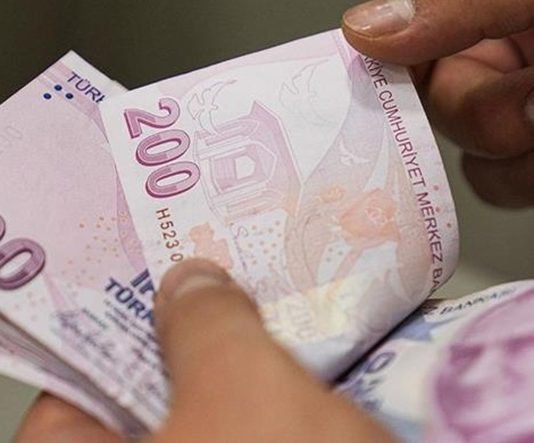 İş hayatında kariyer gelişiminin önemli aşamalarından biri de maaş görüşmeleridir. Birçok çalışan için maaş pazarlığı yapmak, kendini doğru ifade etmeyi ve sahip olduğu değeri profesyonel şekilde anlatmayı gerektiren bir süreçtir. Bu süreçte yalnızca talep edilen ücret değil, kişinin deneyimi, yetenekleri ve şirkete sağladığı katkılar da değerlendirilir. Maaş pazarlığı, çalışanların kariyer yolculuğunda ekonomik hedeflerine ulaşabilmesi için önemli bir adımdır. Konulu bir haber görseli.