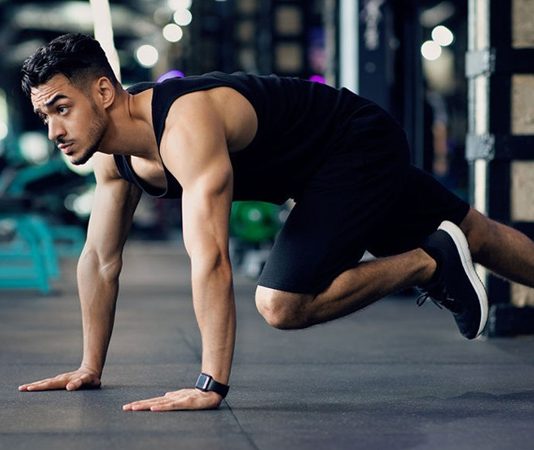 Fitness dünyasında zaman verimliliği ve yüksek performans sağlayan antrenman yöntemleri giderek daha fazla ilgi görmektedir. Özellikle yoğun çalışma temposuna sahip erkekler için kısa sürede etkili sonuçlar sunan egzersiz modelleri ön plana çıkmaktadır. Bu noktada HIIT antrenmanı, yüksek yoğunluklu çalışma ve kısa dinlenme dönemlerini bir araya getirerek fiziksel gelişimi destekleyen önemli bir yöntem olarak dikkat çekmektedir. Konulu bir haber görseli.
