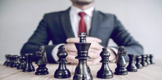 Günümüz iş dünyasında ve sosyal yaşamda başarılı olmak için yalnızca teknik bilgiye sahip olmak yeterli değildir. İnsanları yönlendirebilmek, doğru kararlar alabilmek ve etkili iletişim kurabilmek de önemli beceriler arasında yer alır. Bu noktada liderlik becerileri, kişisel gelişim ve profesyonel başarı açısından büyük bir önem taşır. Konulu bir haber görseli.
