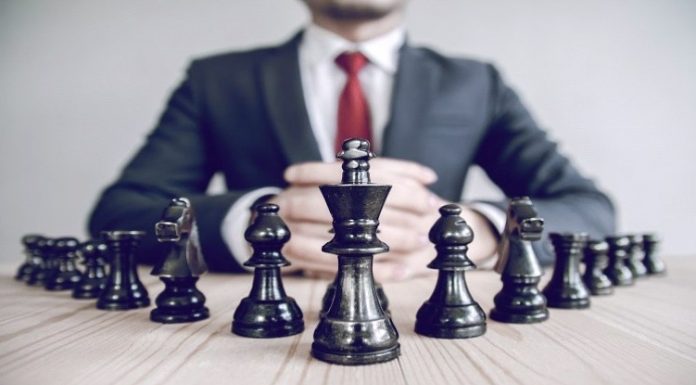 Erkeklerde Liderlik Becerileri Nasıl Geliştirilir? Günümüz iş dünyasında ve sosyal yaşamda başarılı olmak için yalnızca teknik bilgiye sahip olmak yeterli değildir. İnsanları yönlendirebilmek, doğru kararlar alabilmek ve etkili iletişim kurabilmek de önemli beceriler arasında yer alır. Bu noktada liderlik becerileri, kişisel gelişim ve profesyonel başarı açısından büyük bir önem taşır. Konulu bir haber görseli.