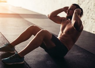 Spor yapmak, sağlıklı bir yaşam sürdürmek, fiziksel gücü artırmak ve daha aktif bir vücuda sahip olmak için önemli bir alışkanlıktır. Ancak yanlış antrenman teknikleri, yetersiz hazırlık veya aşırı yüklenme gibi durumlar spor sırasında çeşitli sakatlıklara neden olabilir. Özellikle düzenli olarak fitness, futbol, koşu veya ağırlık antrenmanı yapan erkekler için spor sakatlıklarından korunma yolları, uzun vadeli ve güvenli bir spor süreci açısından büyük önem taşır. Konulu bir haber görseli.