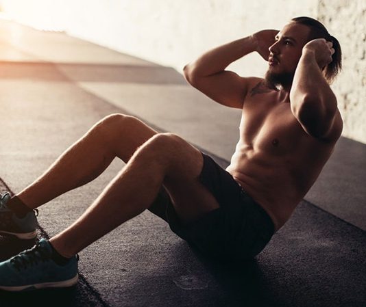 Spor yapmak, sağlıklı bir yaşam sürdürmek, fiziksel gücü artırmak ve daha aktif bir vücuda sahip olmak için önemli bir alışkanlıktır. Ancak yanlış antrenman teknikleri, yetersiz hazırlık veya aşırı yüklenme gibi durumlar spor sırasında çeşitli sakatlıklara neden olabilir. Özellikle düzenli olarak fitness, futbol, koşu veya ağırlık antrenmanı yapan erkekler için spor sakatlıklarından korunma yolları, uzun vadeli ve güvenli bir spor süreci açısından büyük önem taşır. Konulu bir haber görseli.