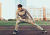 Esneme hareketleri, fitness dünyasında uzun yıllardır antrenmanların tamamlayıcı bir parçası olarak görülüyor. Günümüzde ise yalnızca spor öncesi birkaç dakikalık hazırlık hareketi olmaktan çıkıp performans, hareket kabiliyeti ve toparlanma süreçlerinin önemli bir unsuru haline geldi. Uzmanlar, düzenli esneme hareketleri yapan sporcuların kaslarını daha verimli kullandığını, sakatlık riskini azaltabildiğini ve antrenman kalitesini artırabildiğini belirtiyor. Konulu bir haber görseli.