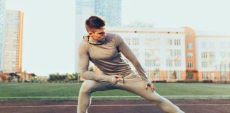 Esneme hareketleri, fitness dünyasında uzun yıllardır antrenmanların tamamlayıcı bir parçası olarak görülüyor. Günümüzde ise yalnızca spor öncesi birkaç dakikalık hazırlık hareketi olmaktan çıkıp performans, hareket kabiliyeti ve toparlanma süreçlerinin önemli bir unsuru haline geldi. Uzmanlar, düzenli esneme hareketleri yapan sporcuların kaslarını daha verimli kullandığını, sakatlık riskini azaltabildiğini ve antrenman kalitesini artırabildiğini belirtiyor. Konulu bir haber görseli.