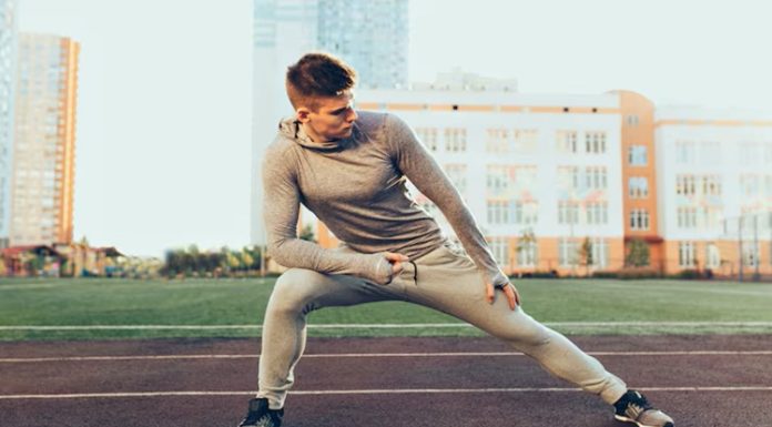 Esneme hareketleri, fitness dünyasında uzun yıllardır antrenmanların tamamlayıcı bir parçası olarak görülüyor. Günümüzde ise yalnızca spor öncesi birkaç dakikalık hazırlık hareketi olmaktan çıkıp performans, hareket kabiliyeti ve toparlanma süreçlerinin önemli bir unsuru haline geldi. Uzmanlar, düzenli esneme hareketleri yapan sporcuların kaslarını daha verimli kullandığını, sakatlık riskini azaltabildiğini ve antrenman kalitesini artırabildiğini belirtiyor. Konulu bir haber görseli.