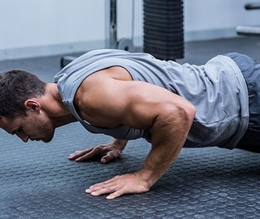 Son yıllarda spor salonuna gitmeden formunu korumak ve fiziksel gelişim sağlamak isteyen kişilerin sayısı artıyor. Zaman yönetimi, yoğun çalışma temposu ve ekonomik nedenler birçok kişiyi ev ortamında uygulanabilecek egzersizlere yönlendiriyor. Düzenli yapılan evde fitness antrenmanları, doğru planlama ile kas gelişimi, yağ yakımı ve genel kondisyon artışı konusunda etkili sonuçlar sağlayabiliyor. Konulu bir haber görseli.