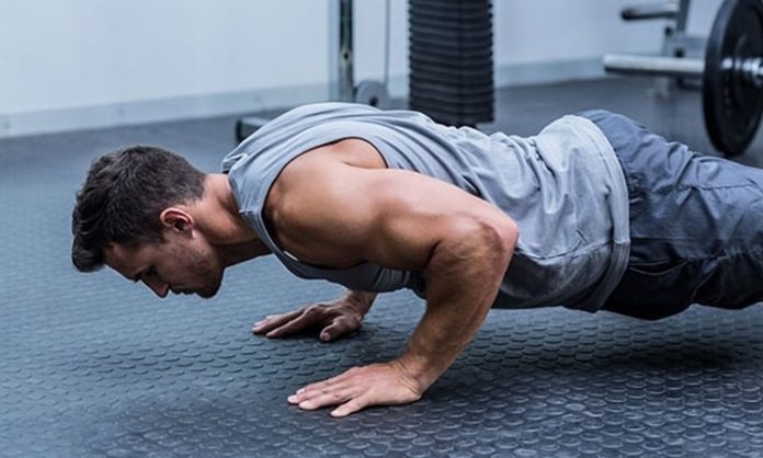 Son yıllarda spor salonuna gitmeden formunu korumak ve fiziksel gelişim sağlamak isteyen kişilerin sayısı artıyor. Zaman yönetimi, yoğun çalışma temposu ve ekonomik nedenler birçok kişiyi ev ortamında uygulanabilecek egzersizlere yönlendiriyor. Düzenli yapılan evde fitness antrenmanları, doğru planlama ile kas gelişimi, yağ yakımı ve genel kondisyon artışı konusunda etkili sonuçlar sağlayabiliyor. Konulu bir haber görseli.