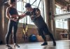Fitness sektörü son yıllarda yalnızca spor salonlarıyla sınırlı kalan bir alan olmaktan çıkarak geniş bir hizmet ekosistemine dönüşmeye başladı. İnsanların sağlıklı yaşam, fiziksel görünüm ve kişisel gelişim konularına daha fazla önem vermesiyle birlikte fitness antrenörleri için yeni kariyer ve yatırım fırsatları ortaya çıkıyor. Geleneksel salon çalışmalarının yanında dijital platformlar, kişisel programlar ve özel danışmanlık hizmetleri, sektörde girişimcilik anlayışını güçlendiriyor. Konulu bir haber görseli.