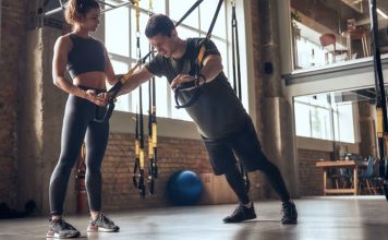Fitness sektörü son yıllarda yalnızca spor salonlarıyla sınırlı kalan bir alan olmaktan çıkarak geniş bir hizmet ekosistemine dönüşmeye başladı. İnsanların sağlıklı yaşam, fiziksel görünüm ve kişisel gelişim konularına daha fazla önem vermesiyle birlikte fitness antrenörleri için yeni kariyer ve yatırım fırsatları ortaya çıkıyor. Geleneksel salon çalışmalarının yanında dijital platformlar, kişisel programlar ve özel danışmanlık hizmetleri, sektörde girişimcilik anlayışını güçlendiriyor. Konulu bir haber görseli.