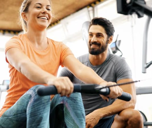 Fitness sektöründe değişen yaşam alışkanlıkları, yeni egzersiz yöntemleri ve gelişen spor teknolojileri, profesyonellerin kendilerini sürekli geliştirmesini zorunlu hale getiriyor. Günümüzde yalnızca temel antrenman bilgisine sahip olmak, başarılı bir kariyer için yeterli görülmüyor. Danışanların beklentilerinin artması, bilimsel yaklaşımların önem kazanması ve kişiye özel programlara olan ilginin yükselmesi, fitness antrenörleri için sürekli eğitimin değerini artırıyor. Konulu bir haber görseli.