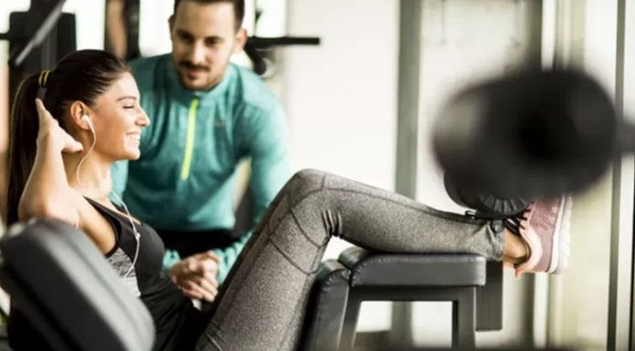 Fitness sektöründe profesyonel hizmet kalitesinin yükselmesiyle birlikte etik kuralların önemi de giderek artıyor. İnsanların fiziksel gelişim hedeflerine ulaşmalarında önemli bir rol üstlenen fitness antrenörleri, yalnızca egzersiz programı hazırlayan kişiler değil, aynı zamanda danışanlarının sağlıklı ve güvenli bir süreç geçirmesini sağlayan rehberler olarak değerlendiriliyor. Konulu bir haber görseli.
