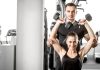 Fitness sektörünün büyümesiyle birlikte fitness antrenörlüğü günümüzde daha fazla ilgi gören meslek alanlarından biri haline geliyor. Sağlıklı yaşam bilincinin artması, spor salonlarının yaygınlaşması ve kişisel gelişime verilen önemin yükselmesi, bu alanda uzmanlaşmak isteyen kişilere yeni fırsatlar sunuyor. Ancak başarılı bir kariyer oluşturmak için yalnızca spor bilgisine sahip olmak yeterli olmuyor. Eğitim, deneyim, iletişim becerileri ve sürekli gelişim süreci, fitness antrenörü olarak ilerlemenin temel unsurları arasında yer alıyor. Konulu bir haber görseli.