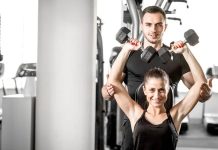 Fitness sektörünün büyümesiyle birlikte fitness antrenörlüğü günümüzde daha fazla ilgi gören meslek alanlarından biri haline geliyor. Sağlıklı yaşam bilincinin artması, spor salonlarının yaygınlaşması ve kişisel gelişime verilen önemin yükselmesi, bu alanda uzmanlaşmak isteyen kişilere yeni fırsatlar sunuyor. Ancak başarılı bir kariyer oluşturmak için yalnızca spor bilgisine sahip olmak yeterli olmuyor. Eğitim, deneyim, iletişim becerileri ve sürekli gelişim süreci, fitness antrenörü olarak ilerlemenin temel unsurları arasında yer alıyor. Konulu bir haber görseli.