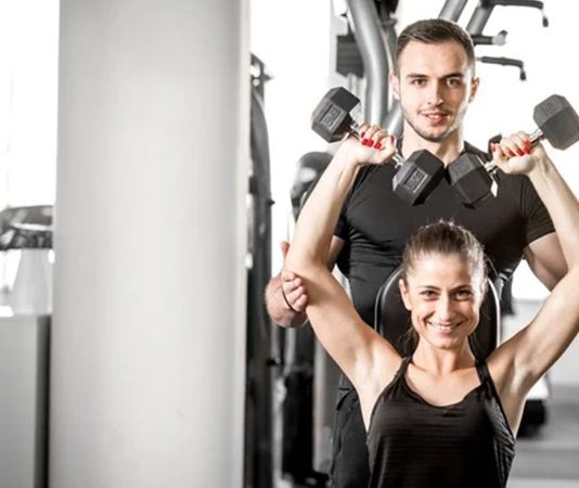 Fitness sektörünün büyümesiyle birlikte fitness antrenörlüğü günümüzde daha fazla ilgi gören meslek alanlarından biri haline geliyor. Sağlıklı yaşam bilincinin artması, spor salonlarının yaygınlaşması ve kişisel gelişime verilen önemin yükselmesi, bu alanda uzmanlaşmak isteyen kişilere yeni fırsatlar sunuyor. Ancak başarılı bir kariyer oluşturmak için yalnızca spor bilgisine sahip olmak yeterli olmuyor. Eğitim, deneyim, iletişim becerileri ve sürekli gelişim süreci, fitness antrenörü olarak ilerlemenin temel unsurları arasında yer alıyor. Konulu bir haber görseli.