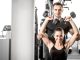 Fitness sektörünün büyümesiyle birlikte fitness antrenörlüğü günümüzde daha fazla ilgi gören meslek alanlarından biri haline geliyor. Sağlıklı yaşam bilincinin artması, spor salonlarının yaygınlaşması ve kişisel gelişime verilen önemin yükselmesi, bu alanda uzmanlaşmak isteyen kişilere yeni fırsatlar sunuyor. Ancak başarılı bir kariyer oluşturmak için yalnızca spor bilgisine sahip olmak yeterli olmuyor. Eğitim, deneyim, iletişim becerileri ve sürekli gelişim süreci, fitness antrenörü olarak ilerlemenin temel unsurları arasında yer alıyor. Konulu bir haber görseli.