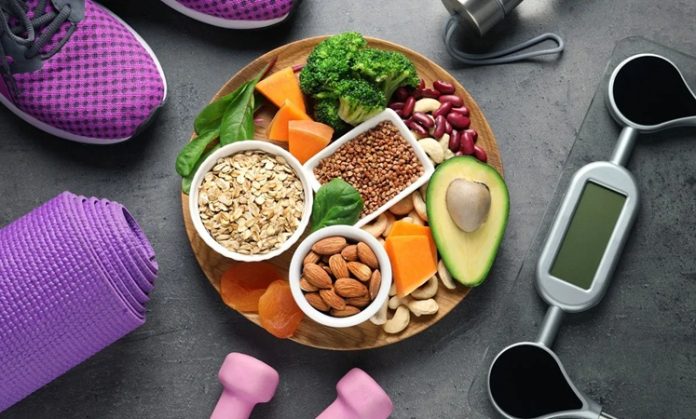 Fitness dünyasında başarılı sonuçlara ulaşmak yalnızca düzenli antrenman yapmakla sınırlı değildir. Kas gelişimi, yağ yakımı ve performans artışı için doğru beslenme stratejileri de büyük önem taşır. Bu noktada fitness beslenmesi içerisinde sıkça tartışılan konulardan biri de öğün zamanlaması olarak öne çıkıyor. Gün içerisinde tüketilen besinlerin hangi saatlerde alındığı, antrenman performansını ve toparlanma sürecini doğrudan etkileyebiliyor. Konulu bir haber görseli.