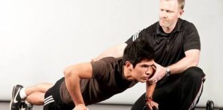 Fitness sektöründe yaşanan hızlı değişimler, fitness eğitmenleri için sürekli gelişimi zorunlu hale getiriyor. Günümüzde spor biliminin ilerlemesi, teknolojik yenilikler ve danışan beklentilerinin değişmesiyle birlikte fitness eğitmenliği yalnızca egzersiz hareketlerini öğretmekten ibaret olmayan kapsamlı bir meslek alanına dönüşüyor. Profesyoneller, daha etkili hizmet sunabilmek için yeni eğitim modelleri, dijital araçlar ve bilimsel yaklaşımlardan yararlanıyor. Konulu bir haber görseli.