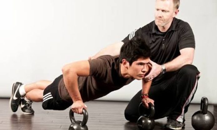 Fitness sektöründe yaşanan hızlı değişimler, fitness eğitmenleri için sürekli gelişimi zorunlu hale getiriyor. Günümüzde spor biliminin ilerlemesi, teknolojik yenilikler ve danışan beklentilerinin değişmesiyle birlikte fitness eğitmenliği yalnızca egzersiz hareketlerini öğretmekten ibaret olmayan kapsamlı bir meslek alanına dönüşüyor. Profesyoneller, daha etkili hizmet sunabilmek için yeni eğitim modelleri, dijital araçlar ve bilimsel yaklaşımlardan yararlanıyor. Konulu bir haber görseli.