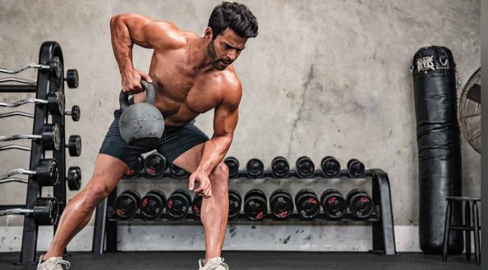 Fitness Ekipmanlarında Ergonomi Neden Önemli? Fitness sektöründe kullanıcı deneyimini belirleyen en önemli unsurlardan biri ekipmanların tasarım özellikleri olarak öne çıkıyor. Spor salonlarında veya ev ortamında kullanılan araçların yalnızca dayanıklı olması yeterli görülmezken, insan vücuduna uyum sağlayan yapıya sahip olması da büyük önem taşıyor. Bu noktada fitness ekipmanları içerisinde ergonomik tasarımlar, hem performansı artırması hem de sakatlanma risklerini azaltması nedeniyle giderek daha fazla tercih ediliyor. Konulu bir haber görseli.