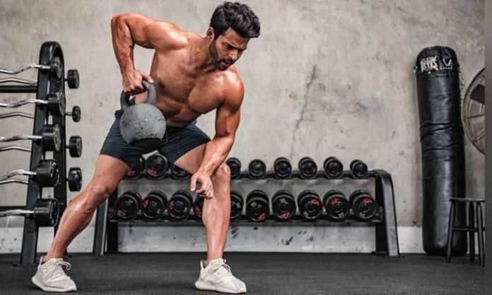 Fitness sektöründe kullanıcı deneyimini belirleyen en önemli unsurlardan biri ekipmanların tasarım özellikleri olarak öne çıkıyor. Spor salonlarında veya ev ortamında kullanılan araçların yalnızca dayanıklı olması yeterli görülmezken, insan vücuduna uyum sağlayan yapıya sahip olması da büyük önem taşıyor. Bu noktada fitness ekipmanları içerisinde ergonomik tasarımlar, hem performansı artırması hem de sakatlanma risklerini azaltması nedeniyle giderek daha fazla tercih ediliyor. Konulu bir haber görseli.