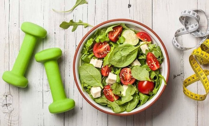 Fitness sürecinde başarılı sonuçlara ulaşmanın temel noktalarından biri, antrenman programına uygun bir beslenme düzeni oluşturmaktır. Düzenli spor yapmak vücudun gelişimi için önemli olsa da doğru planlanmış bir beslenme programı olmadan istenilen hedeflere ulaşmak zorlaşabilir. Bu nedenle fitness hedefleri doğrultusunda hazırlanan kişisel bir diyet planı, performans artışı, kas gelişimi ve yağ kaybı gibi amaçlarda önemli rol oynar. Konulu bir haber görseli.