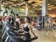 Fitness Kulüplerinde Dijital Dönüşüm Hız Kazanıyor Fitness sektörü, teknolojinin gelişmesiyle birlikte önemli bir değişim sürecinden geçiyor. Geleneksel spor salonu anlayışı yerini daha kişisel, veri odaklı ve teknoloji destekli hizmetlere bırakırken, fitness kulüpleri üyelerine daha kapsamlı deneyimler sunmaya başlıyor. Bu dönüşümün merkezinde ise dijital dönüşüm, fitness teknolojileri ve kullanıcı ihtiyaçlarına göre şekillenen yeni nesil hizmet modelleri bulunuyor. Konulu bir haber görseli.