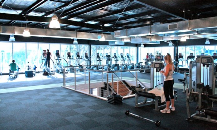 Fitness sektörü, değişen tüketici beklentileri ve teknolojik gelişmeler doğrultusunda sürekli dönüşüm geçiriyor. Artık spor salonları yalnızca üyelik ücretlerinden gelir elde eden işletmeler olmaktan çıkıyor. Günümüzde fitness kulüpleri, farklı hizmet alanlarını bir araya getirerek gelir kaynaklarını çeşitlendiriyor ve daha sürdürülebilir bir büyüme modeli oluşturuyor. Konulu bir haber görseli.