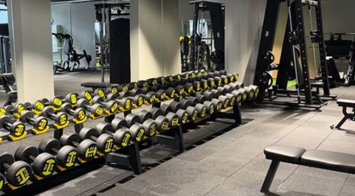 Fitness sektöründe rekabetin artmasıyla birlikte kulüpler için yalnızca kaliteli ekipman ve geniş alanlara sahip olmak yeterli olmuyor. Günümüzde üyeler, kendilerine değer verildiğini hissettikleri, ihtiyaçlarına cevap veren ve uzun vadeli gelişim sağlayabilecekleri spor merkezlerini tercih ediyor. Bu nedenle fitness kulüplerinde müşteri memnuniyeti, işletmelerin sürdürülebilir başarısı açısından en önemli konular arasında yer alıyor. Konulu bir haber görseli.