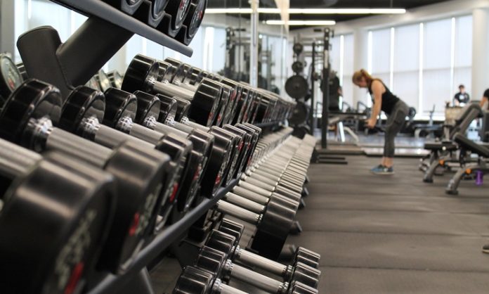 Fitness Kulüplerinde Sadakat Programları Öne Çıkıyor Fitness sektörü son yıllarda yalnızca spor hizmetleriyle değil, müşteri deneyimini geliştiren yenilikçi uygulamalarıyla da dikkat çekiyor. Artan rekabet ortamında yeni üyeler kazanmak kadar mevcut üyeleri uzun süre elde tutabilmek de işletmeler için büyük önem taşıyor. Bu nedenle birçok fitness kulüpleri, üyelerine çeşitli avantajlar sunan sadakat programlarını hizmet modelinin önemli bir parçası haline getiriyor. Konulu bir haber görseli.